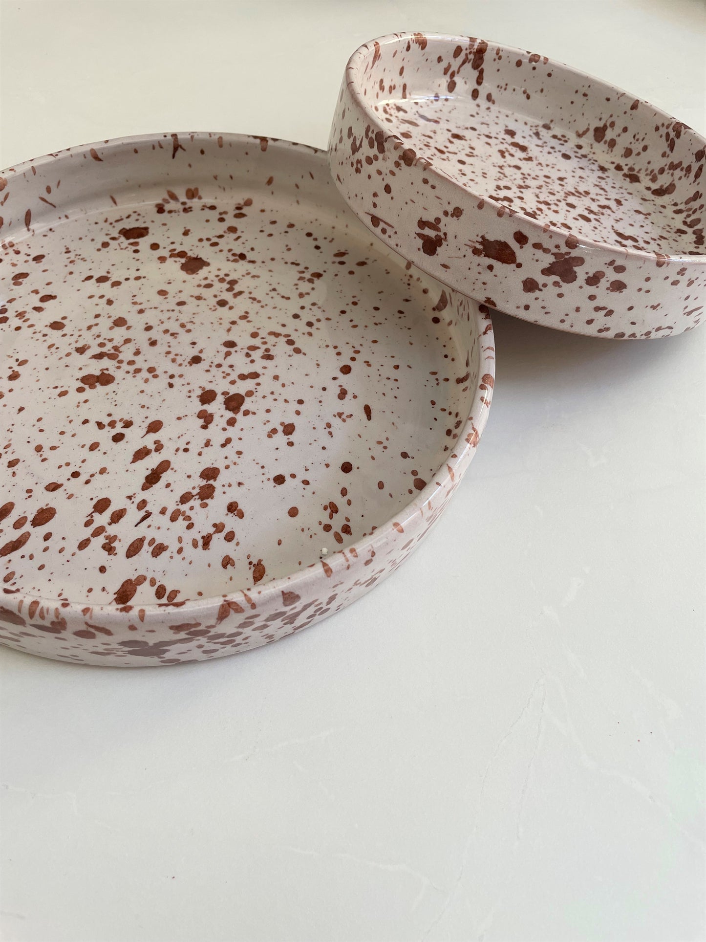 Assiette mouchetée marron/écru
