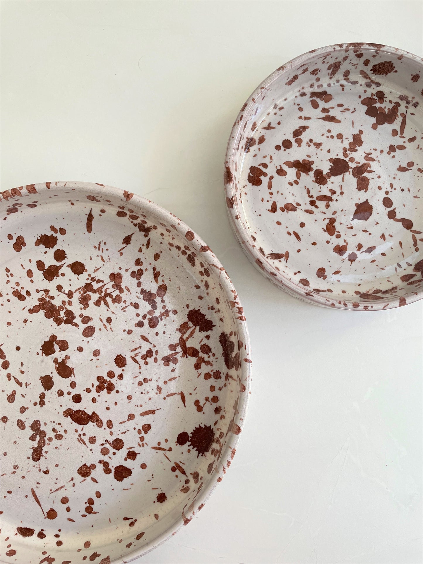 Assiette mouchetée marron/écru