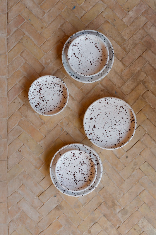 Assiette mouchetée marron/écru