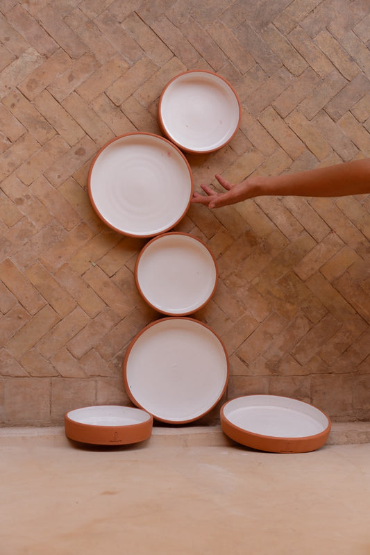 Assiette en terre cuite blanche