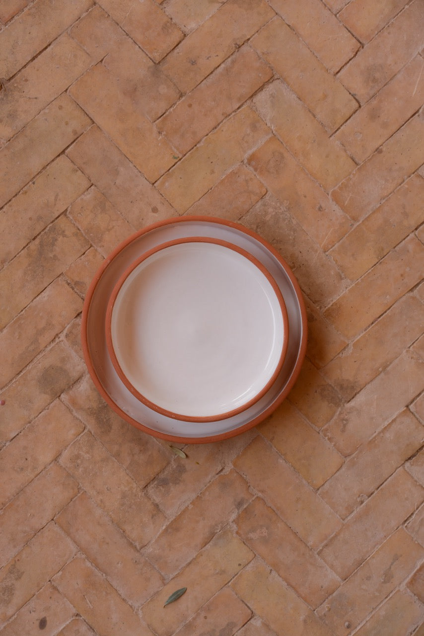Assiette en terre cuite blanche