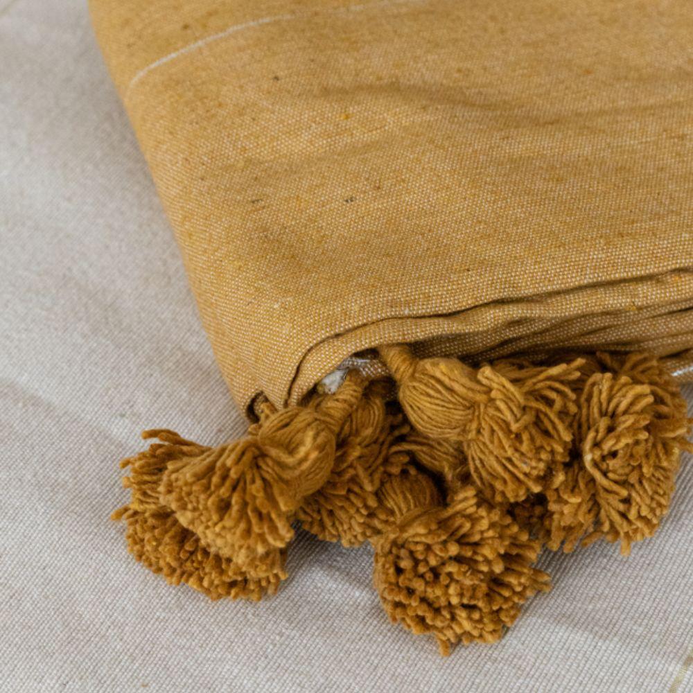 plaid-artisanal-avec-pompons-style-marocain