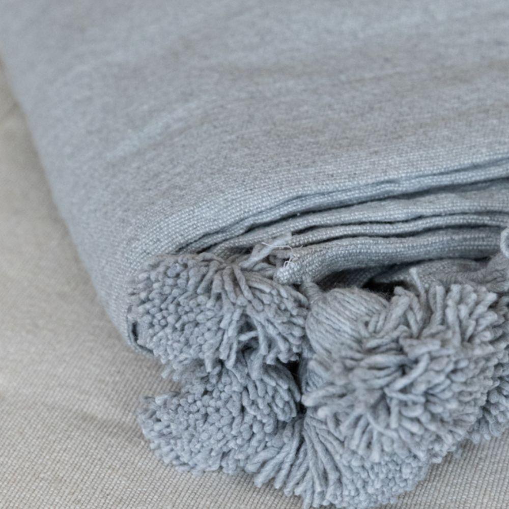 plaid-gris-avec-pompons-deco-interieur-boheme