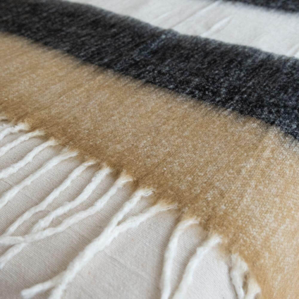plaide-laine-marron-blanc-noir