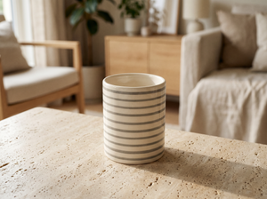Le pot a rayures gris et blanc