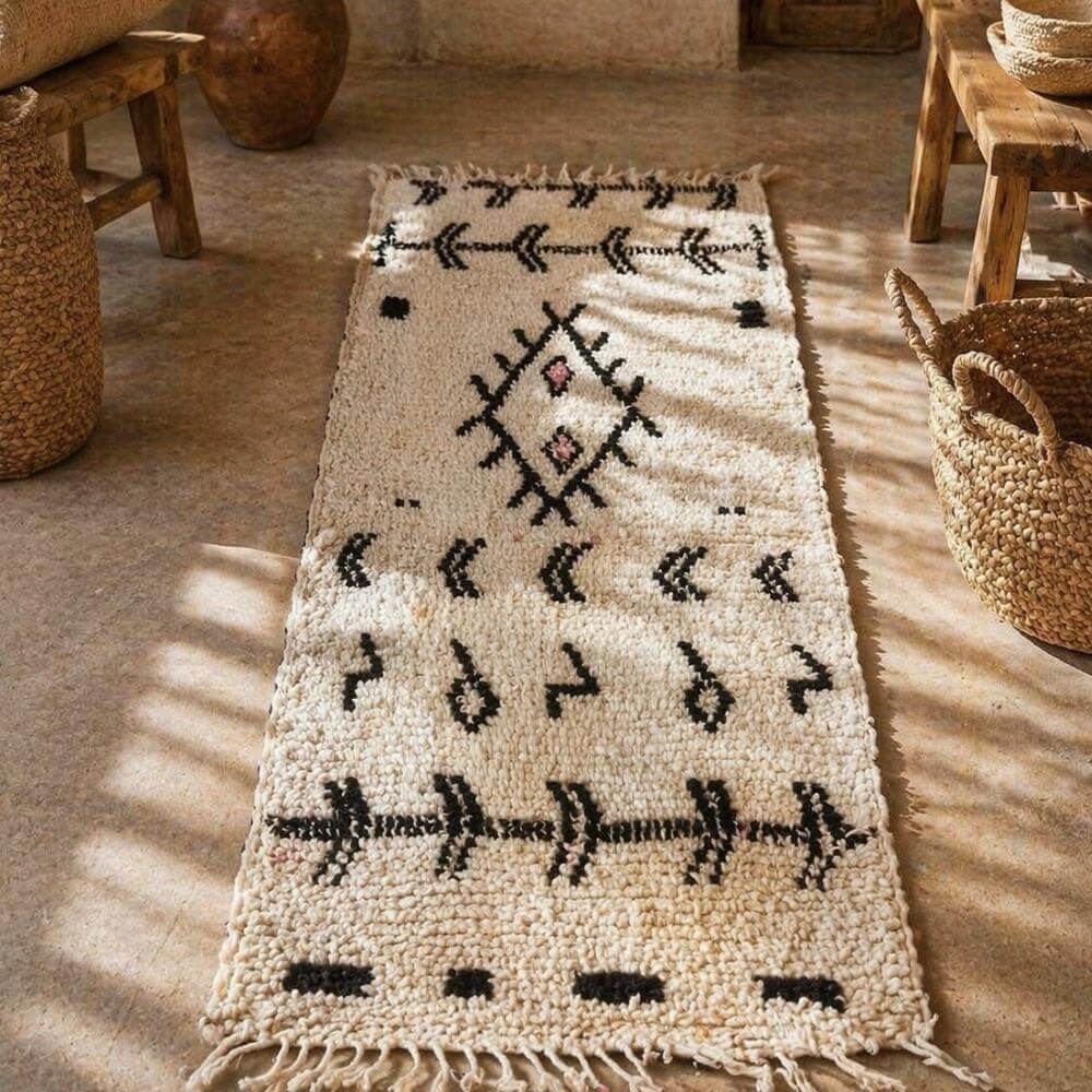 tapis-berbere-laine-artisanal-marocain-motifs-noir-blanc