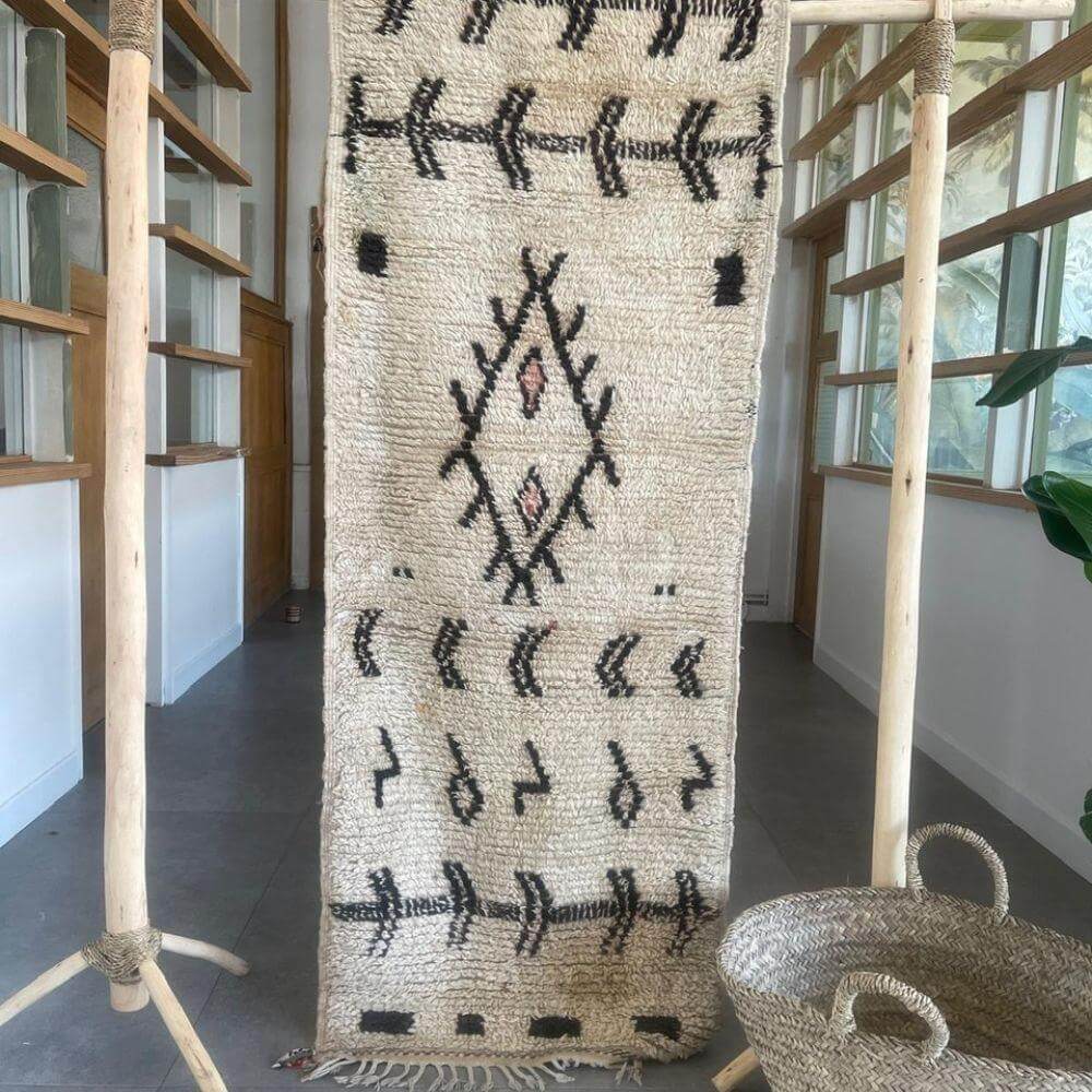 tapis-berbere-laine-artisanal-marocain-motifs-noir-blanc