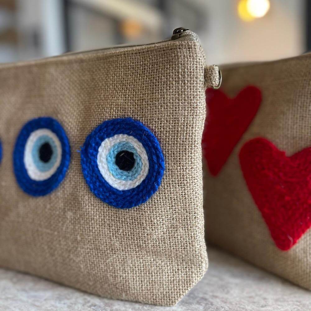 trousse-en-toile-de-jute-a-motifs