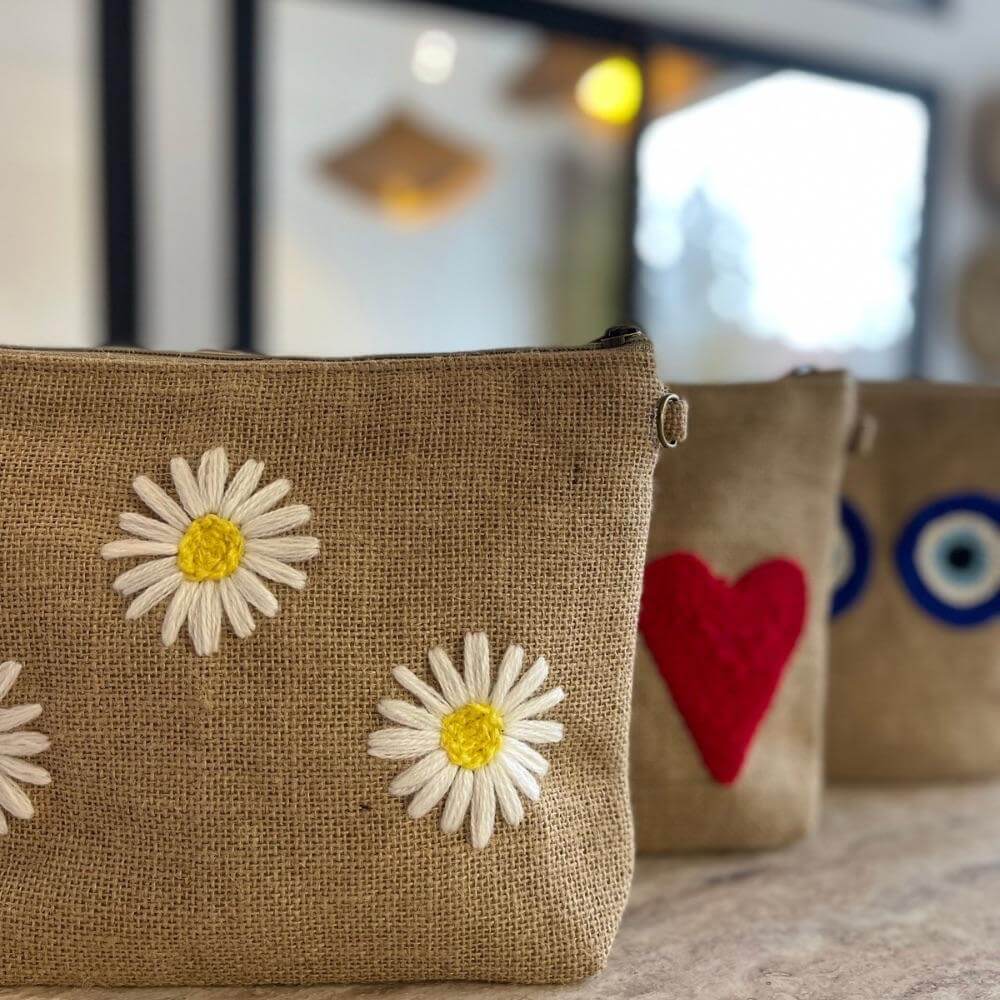 trousse-en-toile-de-jute-a-motifs