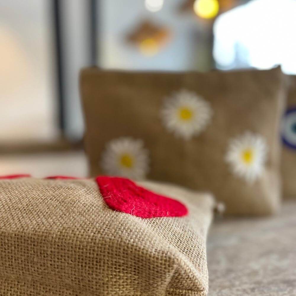 trousse-en-toile-de-jute-a-motifs