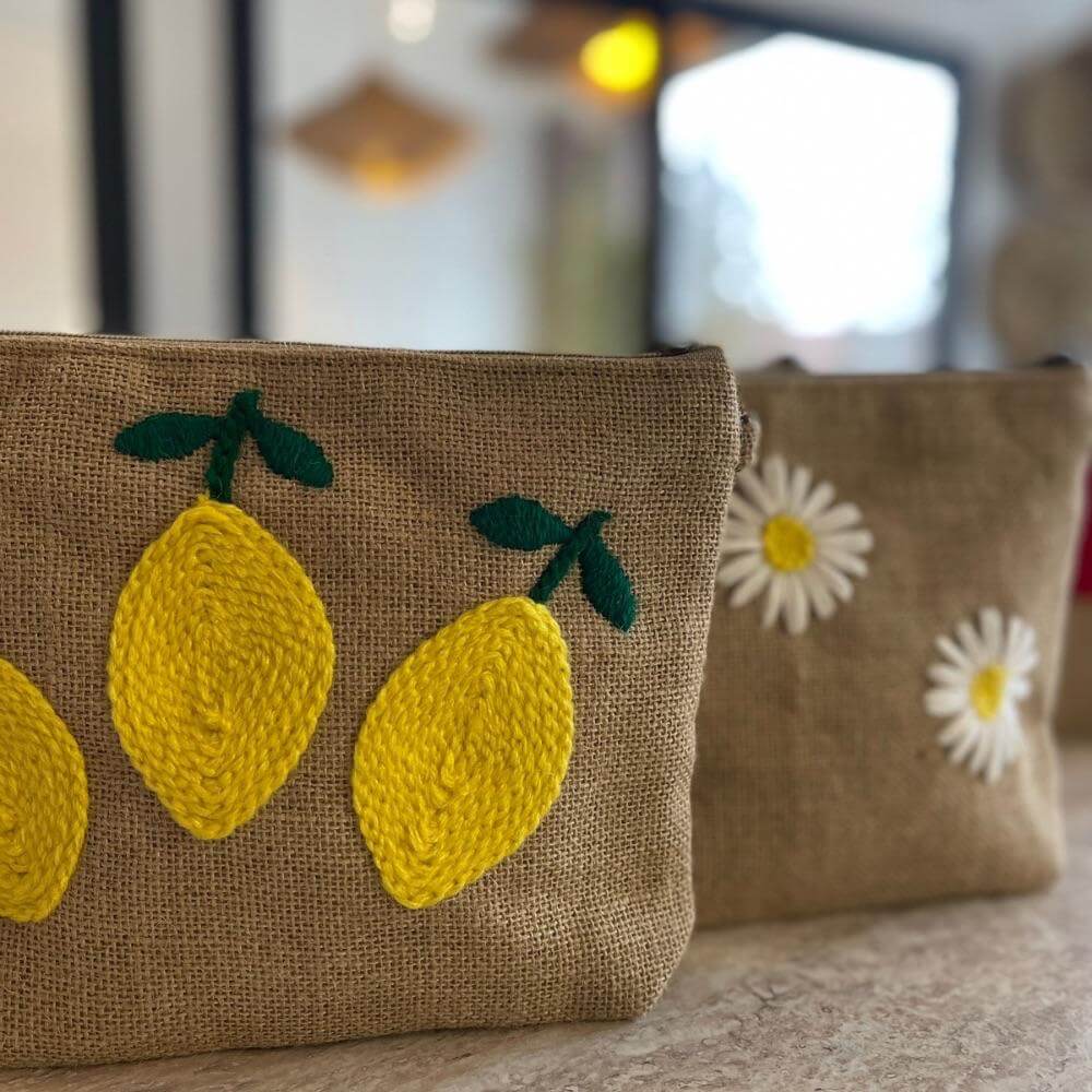 trousse-en-toile-de-jute-a-motifs