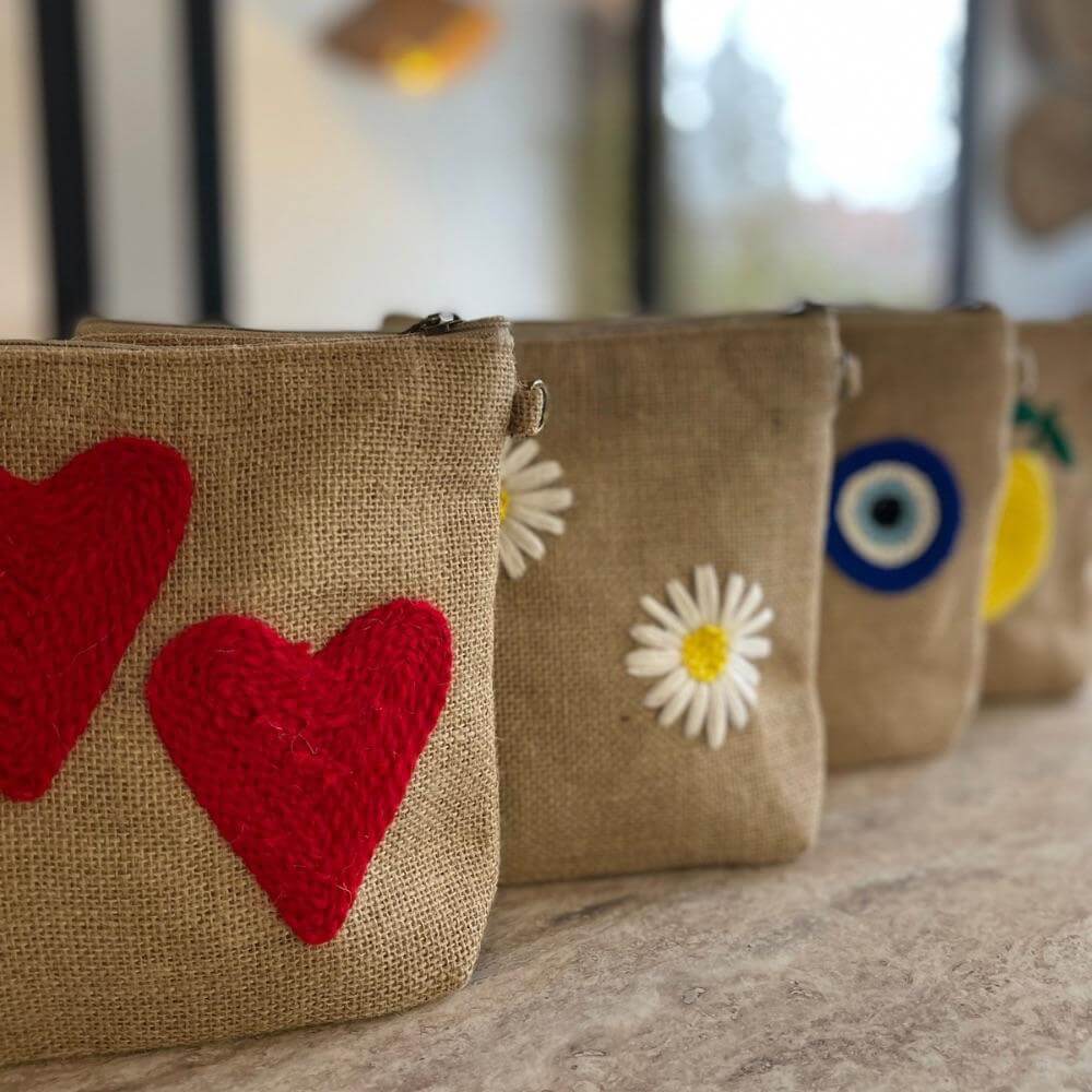 trousse-en-toile-de-jute-a-motifs