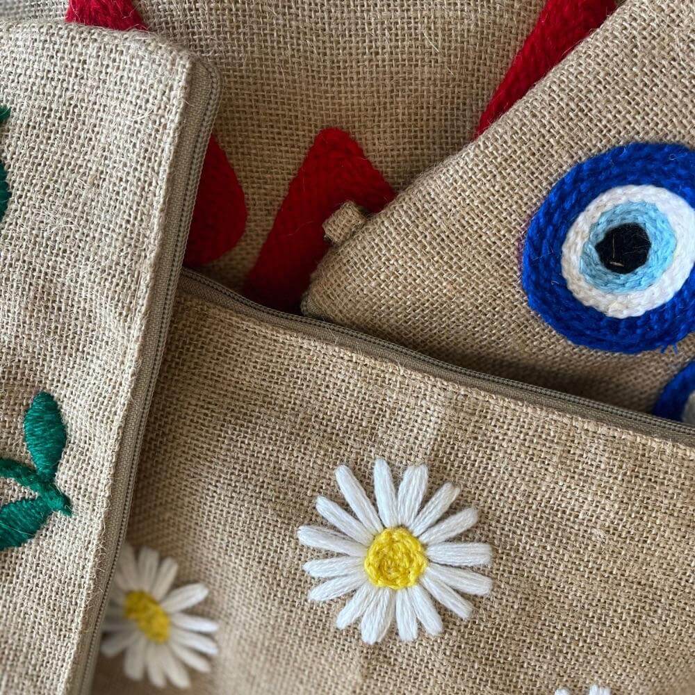 trousse-en-toile-de-jute-a-motifs