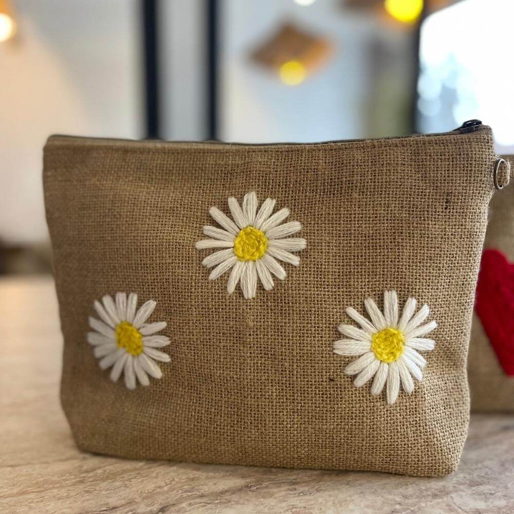 trousse-en-toile-de-jute-a-motifs