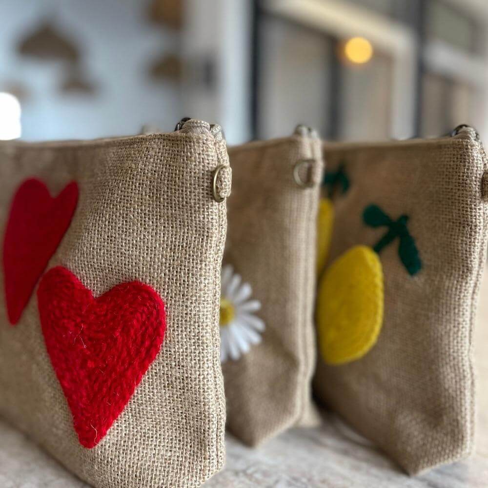 trousse-en-toile-de-jute-a-motifs