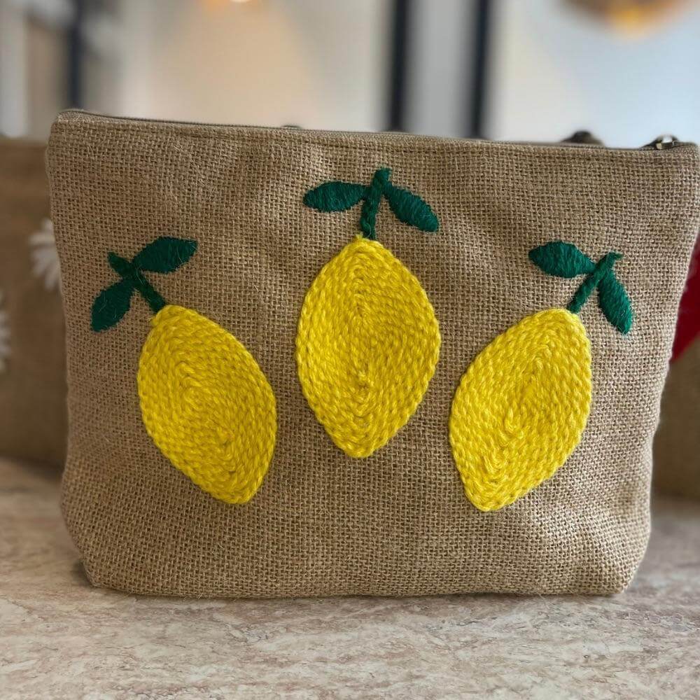 trousse-en-toile-de-jute-a-motifs