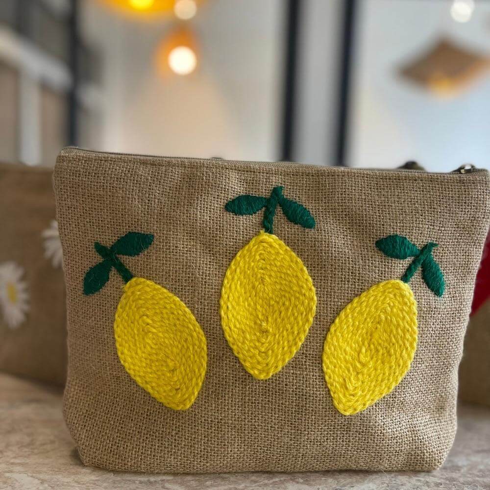 trousse-en-toile-de-jute-a-motifs