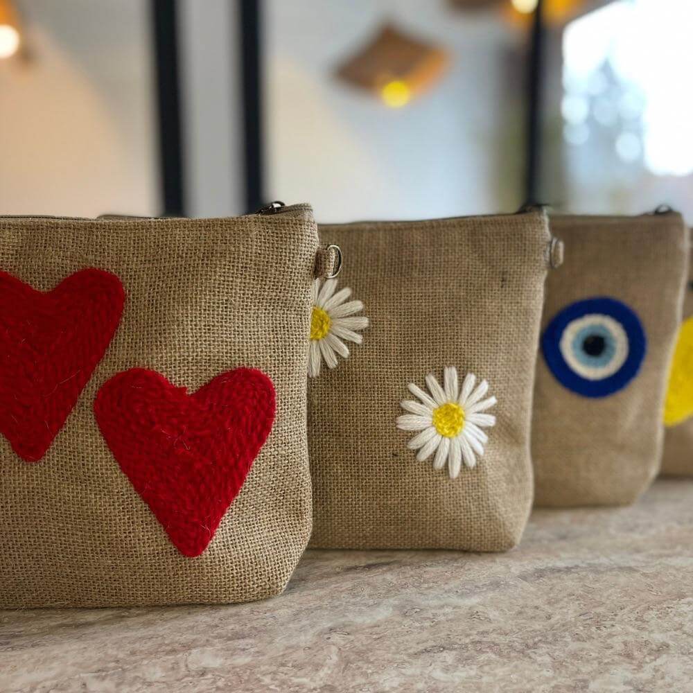 trousse-en-toile-de-jute-a-motifs