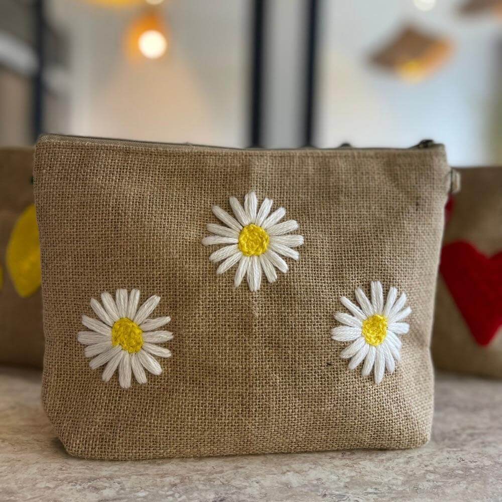 trousse-en-toile-de-jute-a-motifs